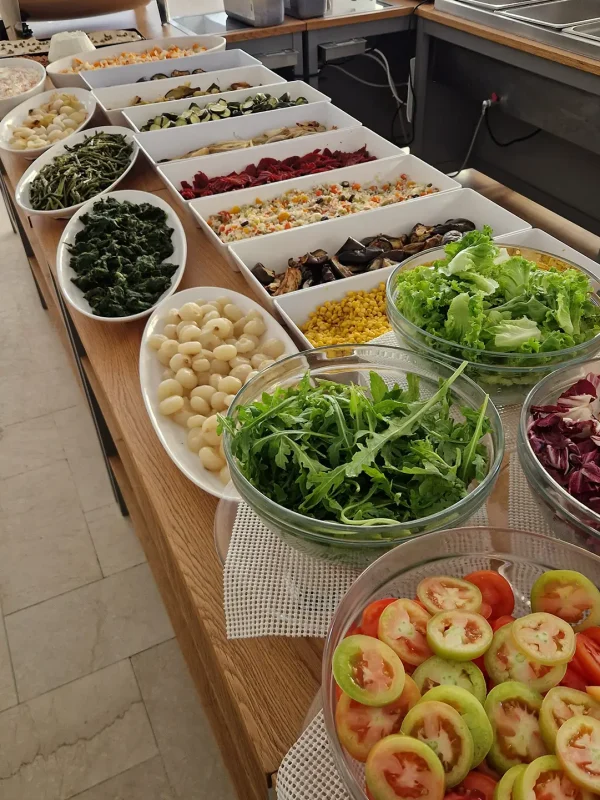 Buffet di insalate e verdure fresche in un ristorante.