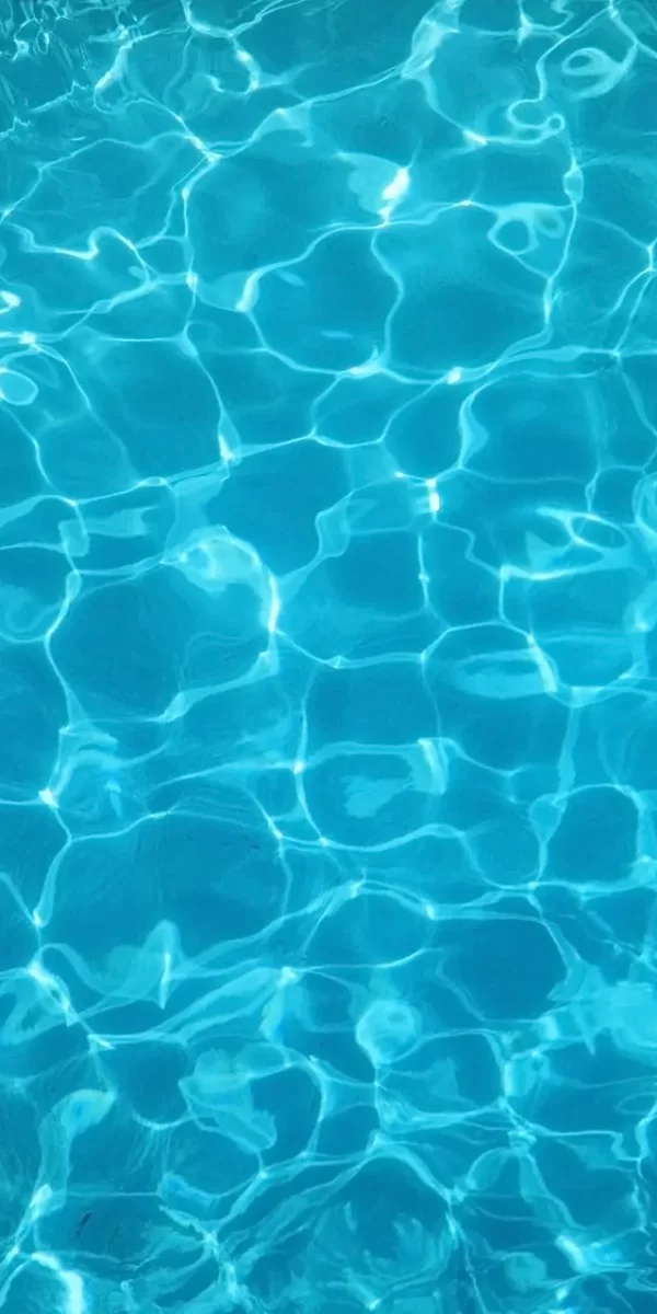 Superficie di acqua di piscina con riflessi di luce.