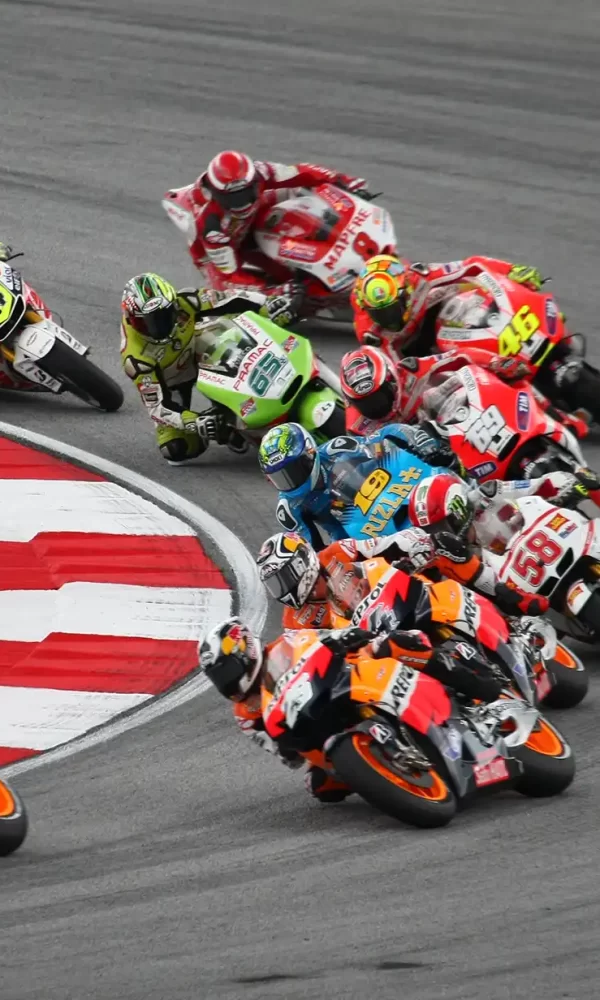 Gara di MotoGP in curva con diversi piloti in competizione.